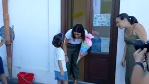 O școală s-a redeschis după 20 de ani. Motivul este incredibil: a apărut o elevă