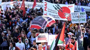 Manifestații violente în Berlin, cu ocazia comemorării a doi ani de la atacul Hamas asupra Israel / Sloganuri anti-Israel, ciocniri cu forțele de ordine