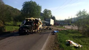 Accident grav pe DN 11: un mort şi un rănit în urma impactului dintre un microbuz care transporta legume şi un camion încărcat cu colete | FOTO