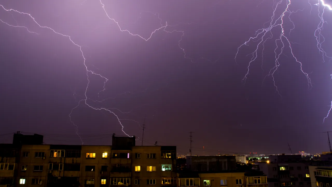 Vijelii şi averse torenţiale în mai multe zone ale ţării