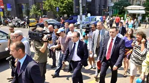 Boc a trecut pe roşu ca pieton după ce un poliţist a oprit traficul auto