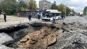 Ucrainenii fac miracole, după ce ruşii le-au distrus drumurile cu rachete: reparaţii în timp record la Dnipro şi la Kiev

