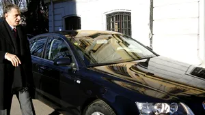 O maşină a SPP a accidentat uşor un jurnalist la sediul PSD