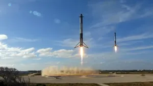 Imagini spectaculoase cu două propulsoare SpaceX care au aterizat sincron pe Pământ, în aplauzele entuziasmate ale spectatorilor | VIDEO 