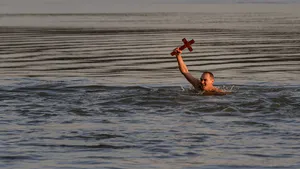 Tradiţii şi obiceiuri de Bobotează: Fetele pun busuioc sub pernă, bărbaţii scot crucea din apă