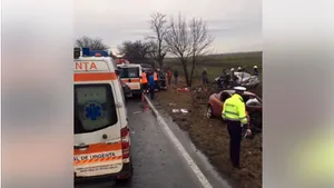 Două persoane au murit în Timiş, iar alte trei au fost rănite, după ce două maşini s-au ciocnit frontal