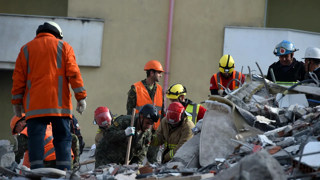 Autorităţile anunţă încheierea operaţiunilor de căutare în Albania, la care au participat şi români. Bilanţul cutremurului a ajuns la 51 de morţi 