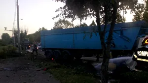 Intervenţie dificilă la Bârlad, după ce un tir s-a răsturnat,iar rezervoarele cu motorină s-au spart