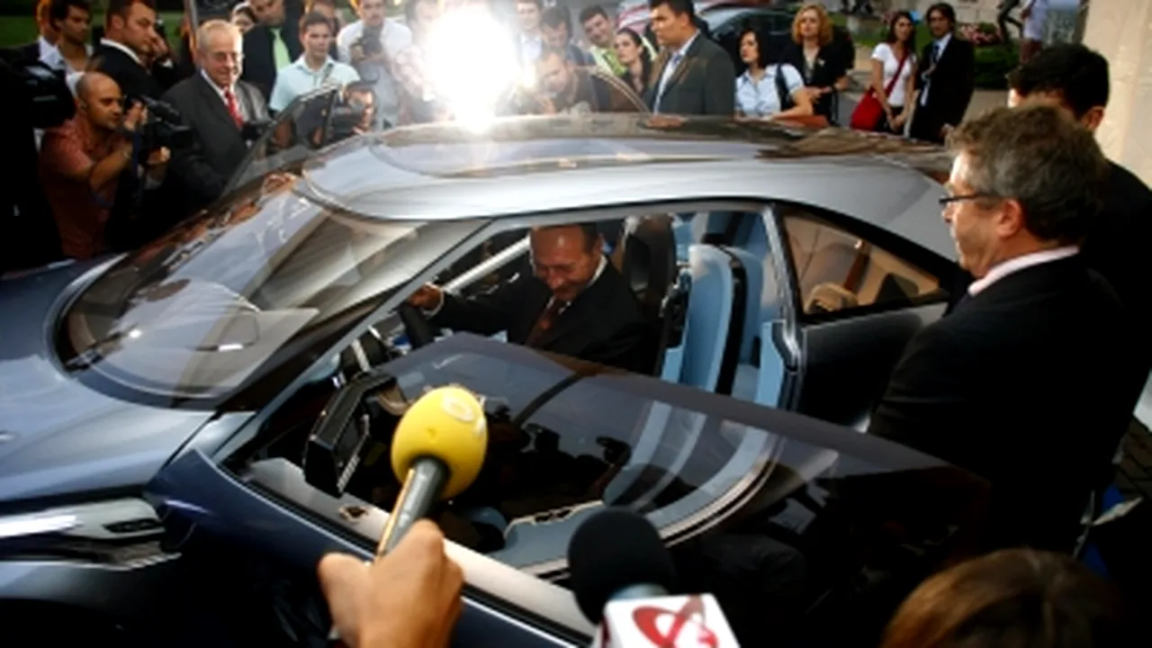 Băsescu spune în glumă că Loganul său merge mai bine decât Guvernul