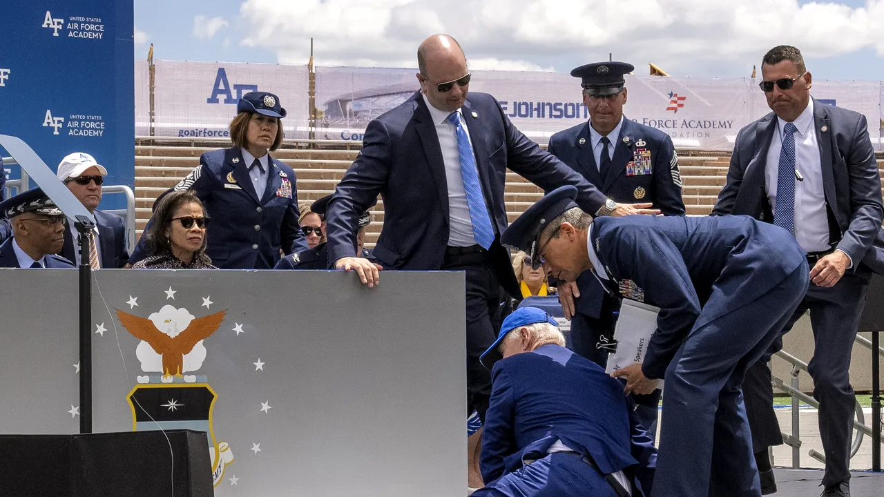 VIDEO Joe Biden a căzut pe scenă în timp unui eveniment / Incidentul stârneşte noi discuţii despre vârsta înaintată a preşedintelui american