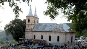 Zeci de mii de pelerini, aşteptaţi la Mănăstirea Nicula