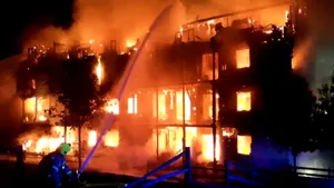 Incendiu de proporţii în Londra: Un bloc de apartamente, distrus complet după ce a fost cuprins de flăcări | FOTO, VIDEO