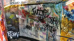 Picturi ilegale cu graffiti pe stâncile de la Cota 2000. Făptașul, sancționat public de trecători