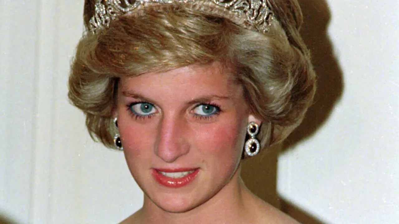 Peste 100 de piese din garderoba Prințesei Diana, scoase la licitație