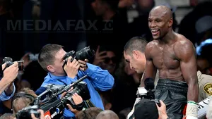 Floyd Mayweather l-a învins pe Marcos Maidana şi şi-a păstrat centura WBC