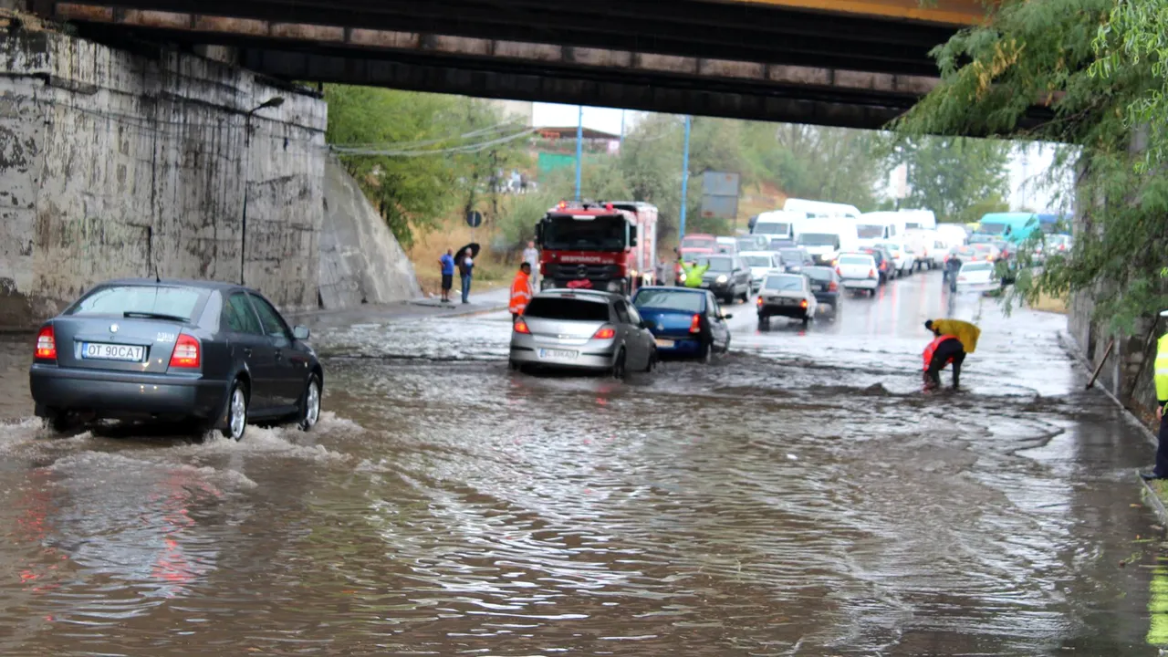 Brigada de Poliţie Rutieră a Capitalei anunţă că se circulă îngreunat în Capitală din cauza ploii
