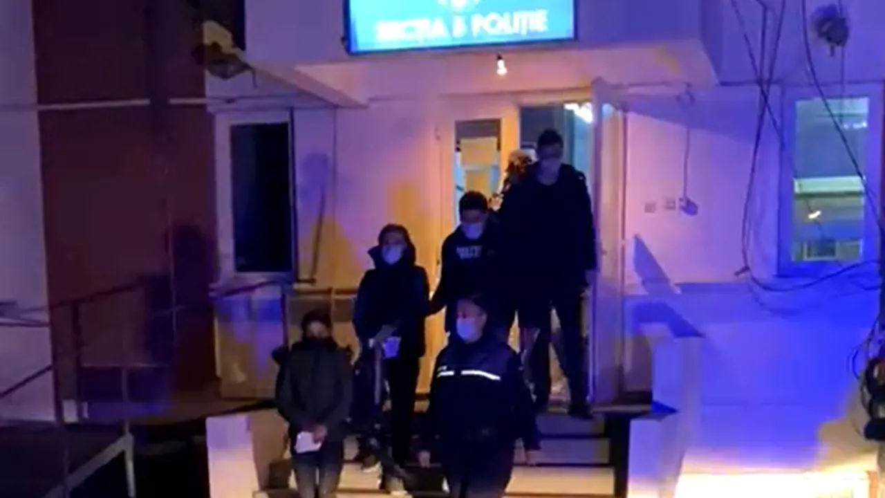 VIDEO Un ceas...înşelător. Două persoane au fost reţinute după ce ar fi încercat să vândă un ceas contrafăcut cu 8.500 de euro