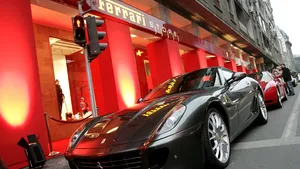 Şoferii de Ferrari, Bentley şi Porsche, primii români care nu mai pot plăti taxele, renunţă la maşini