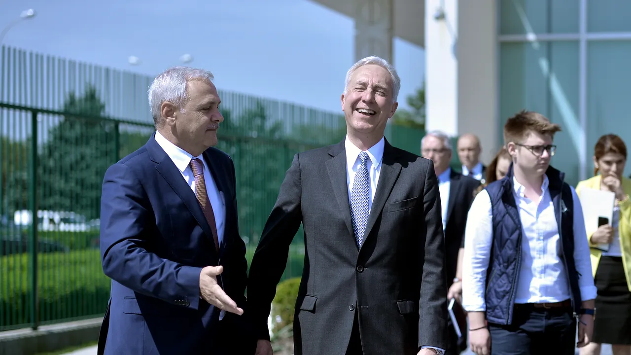 GALERIE FOTO Liviu Dragnea a glumit cu Hans Klemm, după achiziţia avionului Boeing 737-800: Vrem bonus două F 16