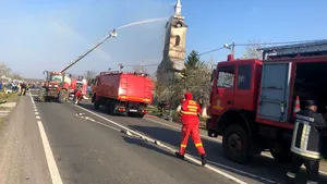 Incendiu PUTERNIC la o biserică din judeţul Timiş. Pompierii au intervenit cu două autospeciale | FOTO
