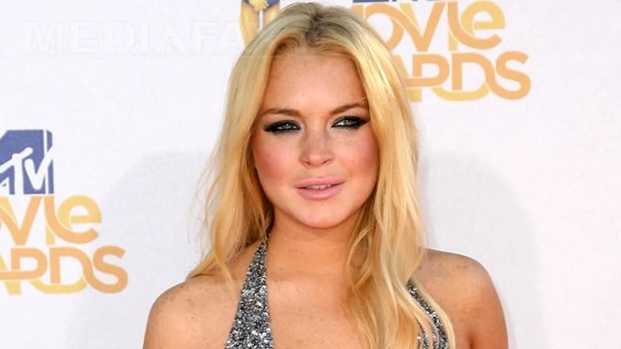Lindsay Lohan a fost lovită cu pumnul de o chelneriţă geloasă
