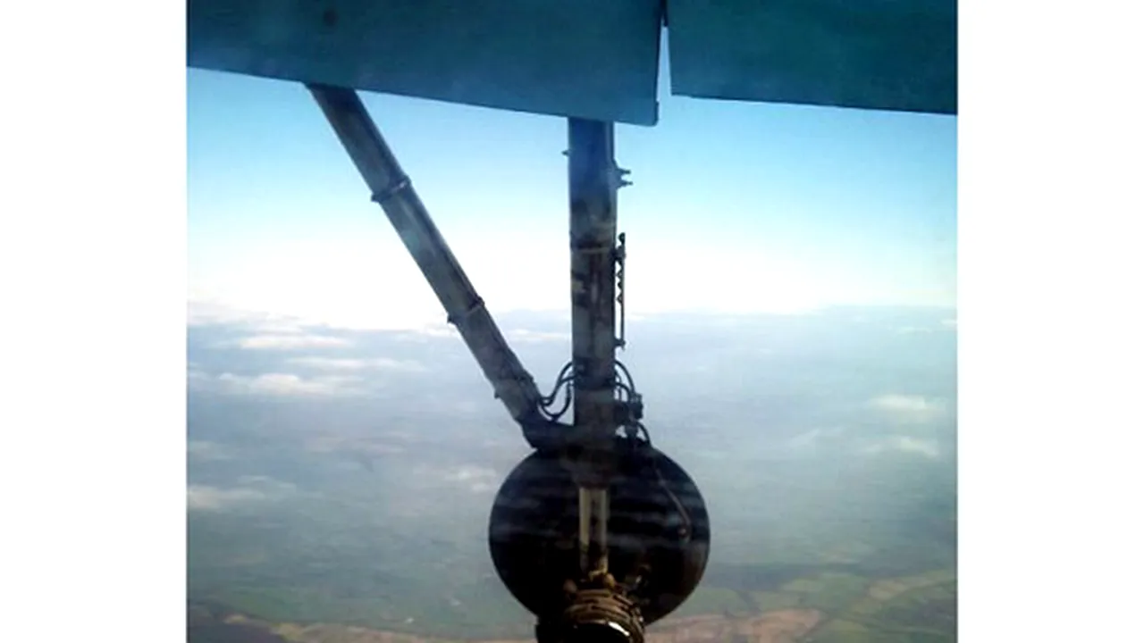 ŞOCANT. O roată a unui avion s-a desprins la câteva secunde de la decolare. Află cum s-a încheiat dramatica întâmplare