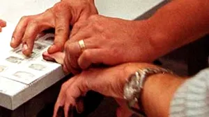 Comisia Europeană somează Italia să ia amprente digitale tuturor extracomunitarilor, generând polemici