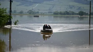 Noi avertizări: Cod portocaliu și galben de inundații în România. Bazinele Mureș, Olt și Miletin sub supraveghere