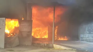 FOTO, VIDEO | Incendiu puternic în Galaţi la o hală de producţie a hârtiei şi maselor plastice/ Numărul pompierilor care sting incendiul a fost dublat, iar o stradă este închisă/ Focul s-a EXTINS la un restaurant cu saloane de nuntă