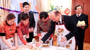 Băsescu şi-a pus şorţ de bucătărie şi a participat la un moment gastronomic la Ambasada Chinei - GALERIE FOTO