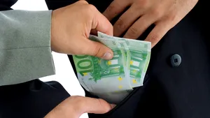 Grecia, învinsă nu doar de criză, ci şi de corupţie. România nu poate aştepta prăbuşirea pentru a se decide să facă ceva în această privinţă