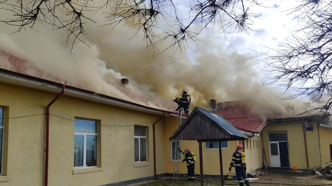 Şcoală din Olt evacuată după ce a luat foc acoperişul 