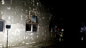 VIDEO, FOTO | Incendiu la o fabrică de confecţii din Focşani. Două persoane au fost transportate la spital