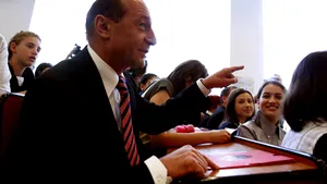 Prima zi de şcoală a elevilor Băsescu Traian, Geoană Mircea, Tudor Vadim şi Iliescu Ionel