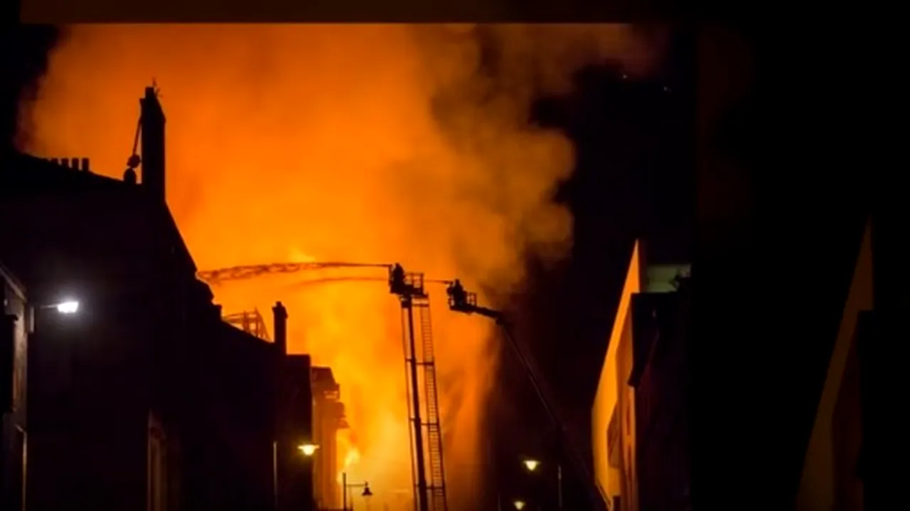 Un incendiu puternic a devastat sediul recent renovat al Institutului de Artă din Glasgow. VIDEO