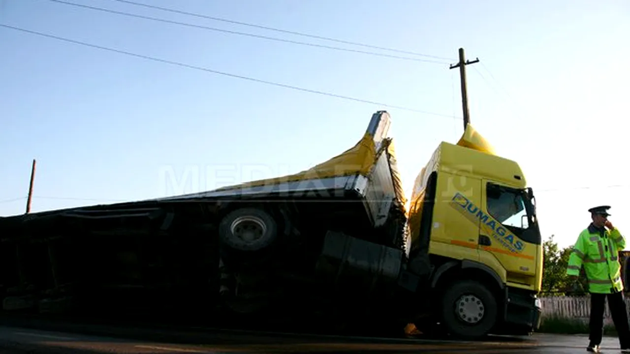 Un TIR încărcat cu 20 de tone de sodă caustică s-a răsturnat pe A1, în Giurgiu