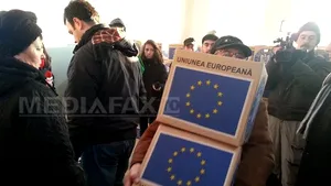 Pachetele cu ajutoare europene rămase pe stoc, redistribuite primăriilor şi celor care au mai primit