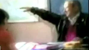 Directorul unei şcoli din Gorj, filmat în timp ce lovea un elev - VIDEO