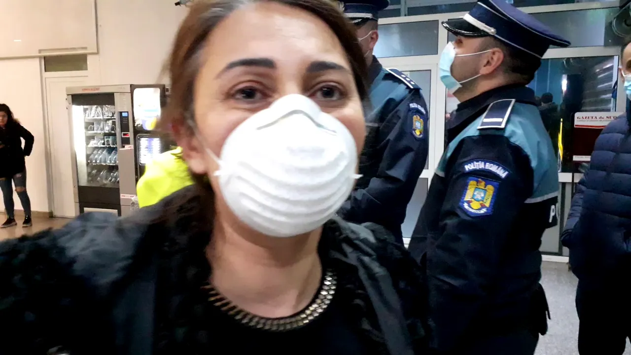 VIDEO. Pasagerii din Italia, aşteptaţi cu „mascaţii” pe Aeroportul Craiova. Toate persoanele aflate la bordul avionului au trecut prin filtre de control