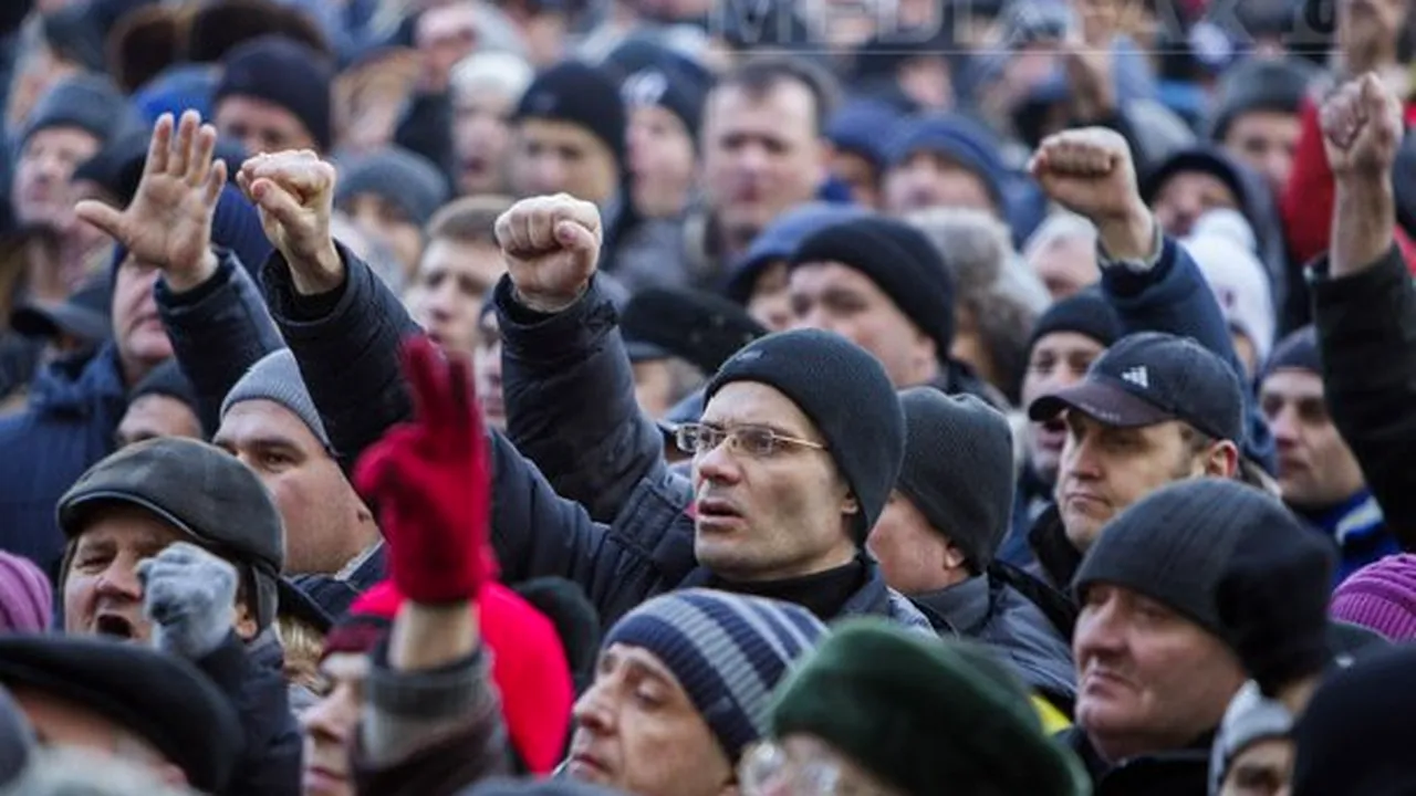 A treia zi de PROTESTE la Chişinău. Se cer alegeri parlamentare anticipate - LIVE VIDEO, GALERIE FOTO