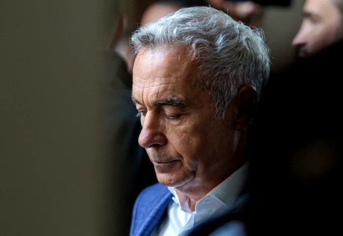Breaking News Călin Georgescu și Ionel Rusen, arestați preventiv pentru 30 de zile. Fostul candidat, încătușat, a ajuns la Arestul Central