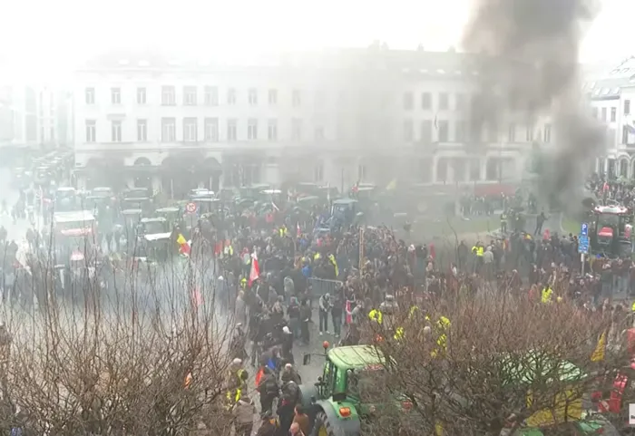 Live Text Haos la Bruxelles! Fermierii protestează cu tractoarele împotriva acordului UE-Mercosur. Au blocat drumurile și aruncă cu cartofi și ouă / Forțele de ordine au intervenit | FOTO-VIDEO