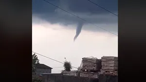 FENOMEN meteo de rar în România: Început de tornadă, deasupra Timişoarei | VIDEO