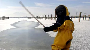 Un copil căzut într-un lac îngheţat şi-a revenit după ce inima i s-a oprit peste zece minute