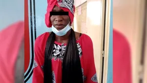 Risc major din dragoste. Un bărbat s-a îmbrăcat în haine de femeie şi a dat examenele la liceu în locul iubitei sale
