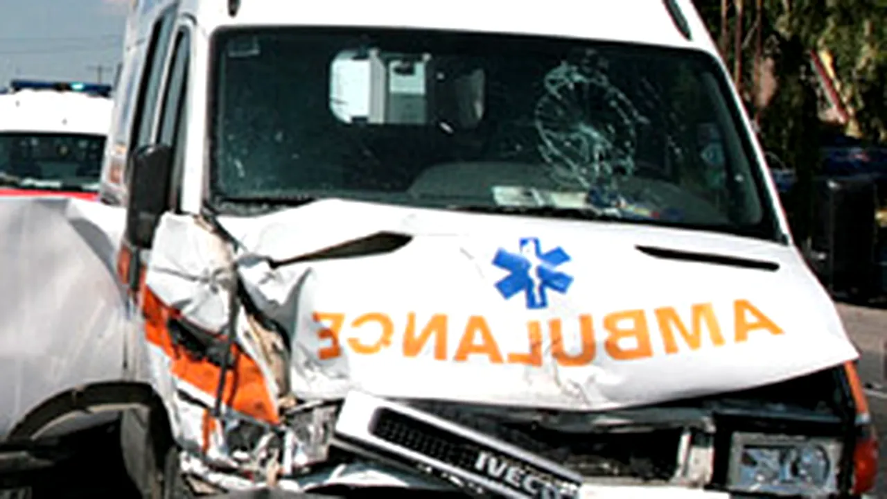 O ambulanţă a lovit o maşină pe Autostrada Bucureşti-Piteşti