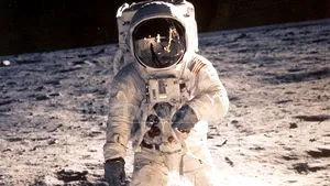 Un costum de cosmonaut, vândut la licitaţie cu peste 112.000 de euro