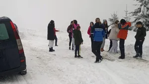 10 copii din Timişoara şi antrenorul lor, salvaţi de pe munte de jandarmii din Caraş-Severin