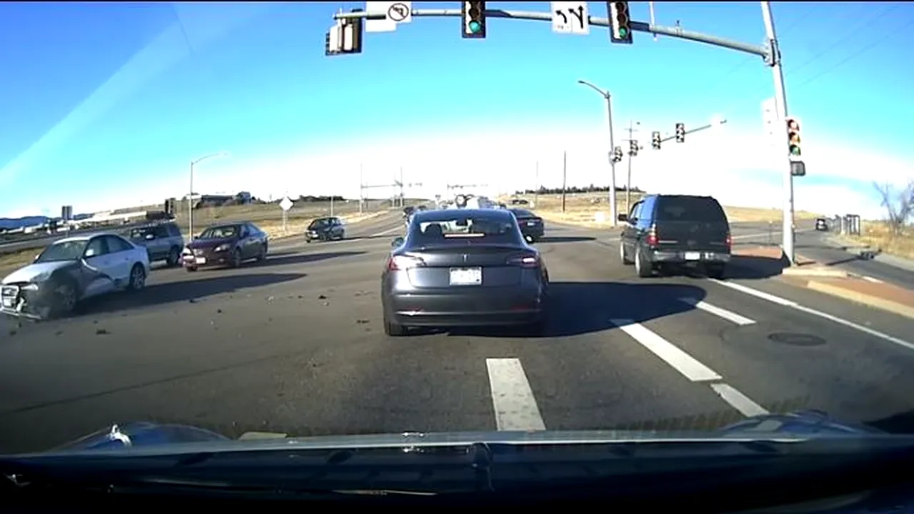 Sistemul autopilot de pe un automobil Tesla Model 3 a evitat un nou accident rutier. Momentul a fost suprins de o cameră de bord | VIDEO