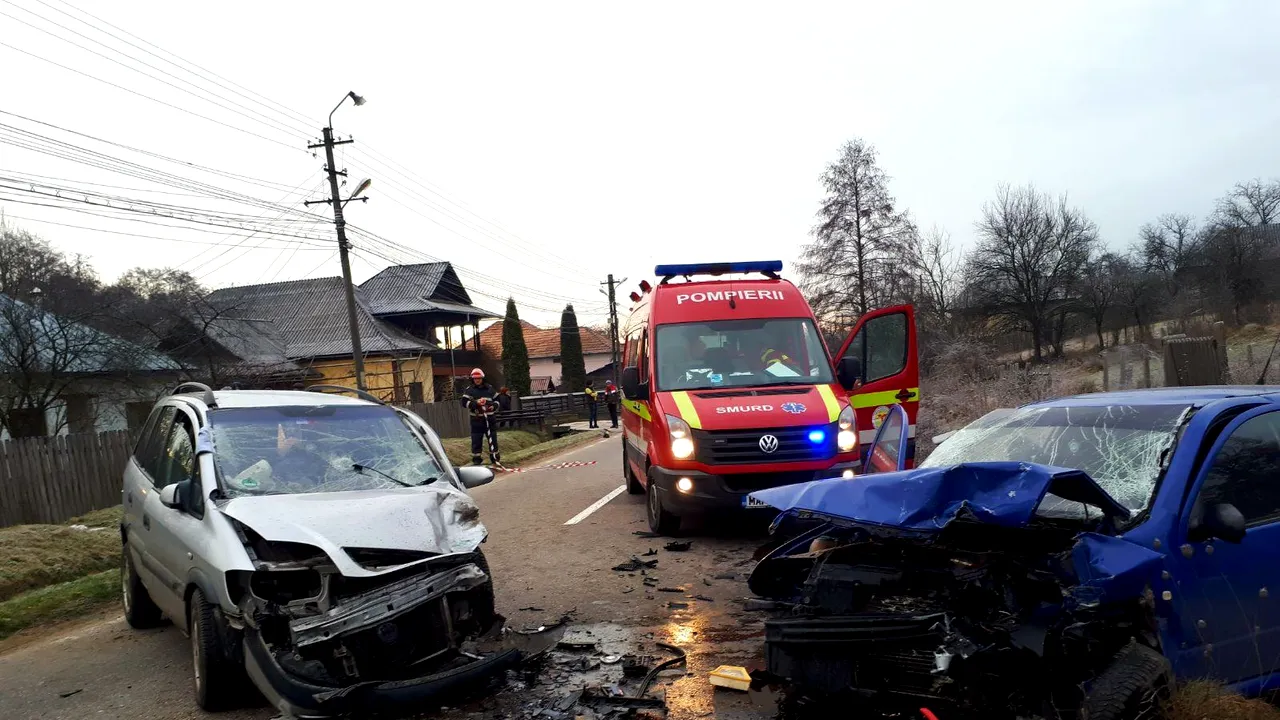 Grav accident în Argeş: Şase victime, între care un copil, au ajuns la spital